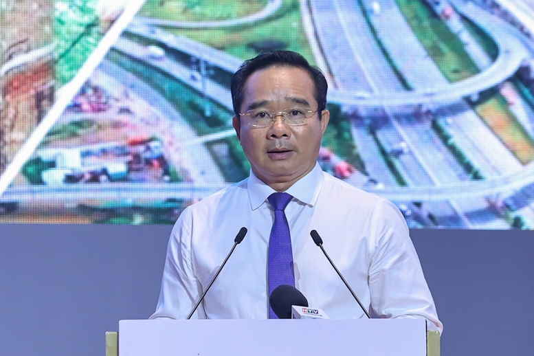 Chủ tịch UBND TPHCM Nguyễn Văn Được báo cáo tại hội nghị - Ảnh: VGP/Nhật Bắc Chủ tịch UBND TPHCM Nguyễn Văn Được báo cáo tại hội nghị - Ảnh: VGP/Nhật Bắc