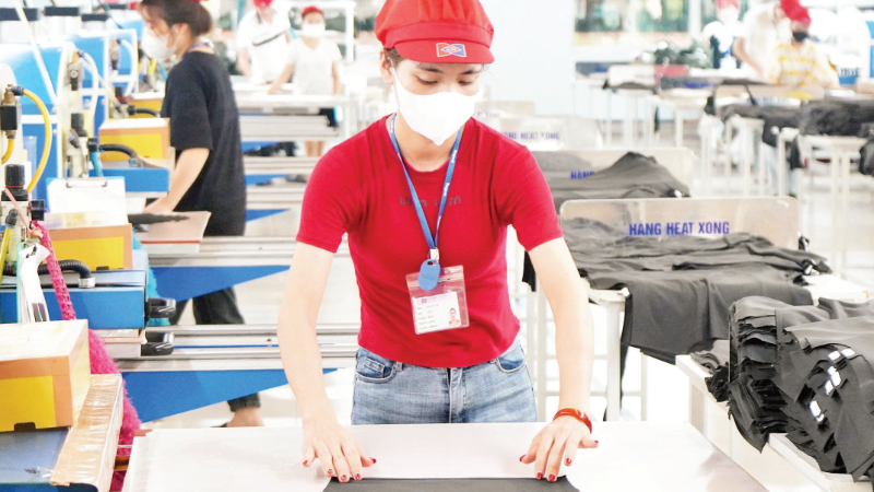 Sản xuất hàng xuất khẩu tại Công ty TNHH May Tinh Lợi, Khu Công nghiệp Nam Sách, Hải Phòng. (Ảnh: TUỆ NGHI)