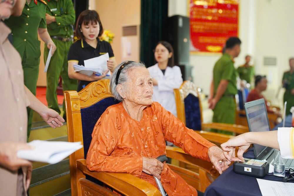 Kỹ thuật viên của GeneStory triển khai lấy mẫu ADN tại địa phương sinh sống của từng thân nhân liệt sĩ