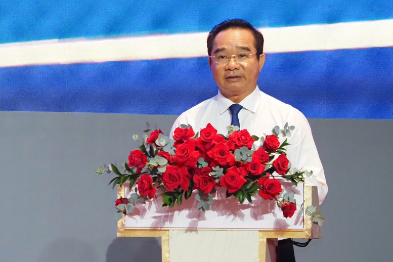 Chủ tịch UBND Thành phố Hồ Chí Minh trình bày chương trình hành động trung tâm tài chính quốc tế Thành phố Hồ Chí Minh - Ảnh: VGP/Nhật Bắc Chủ tịch UBND Thành phố Hồ Chí Minh trình bày chương trình hành động trung tâm tài chính quốc tế Thành phố Hồ Chí Minh - Ảnh: VGP/Nhật Bắc