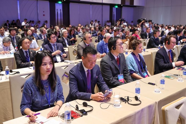 Đông đảo đại biểu trong vào ngoài nước tham dự Hội nghị - Ảnh: VGP/Nhật Bắc Đông đảo đại biểu trong vào ngoài nước tham dự Hội nghị - Ảnh: VGP/Nhật Bắc