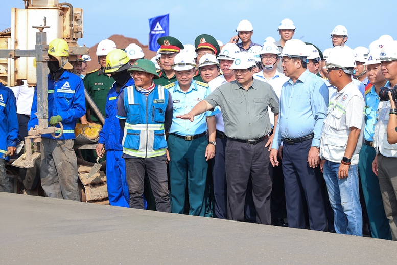 Thủ tướng kiểm tra khu vực thi công đường cất hạ cánh thứ 2 tại sân bay; kiểm tra khu vực thi công nhà ga sân bay - Ảnh: VGP/Nhật Bắc