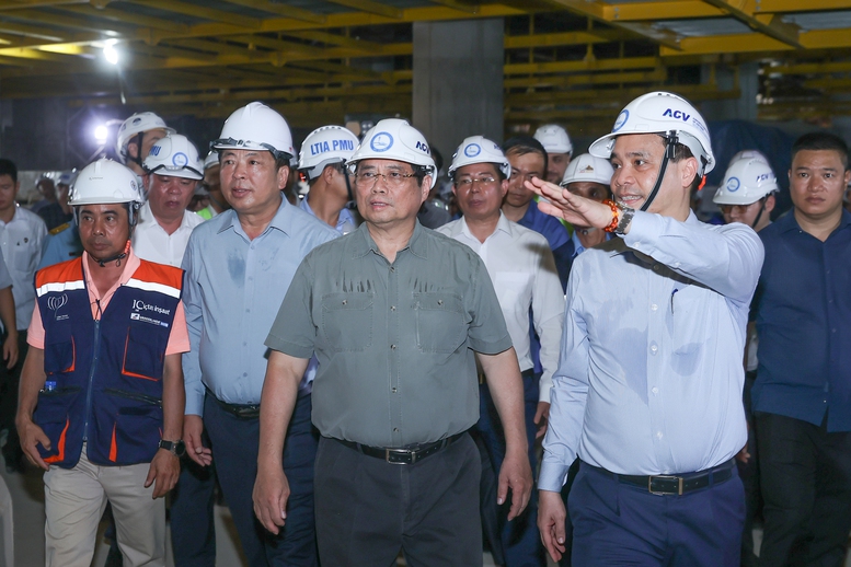 Thủ tướng nghe báo cáo kết quả thi công cũng như tiến độ thực hiện - Ảnh: VGP/Nhật Bắc