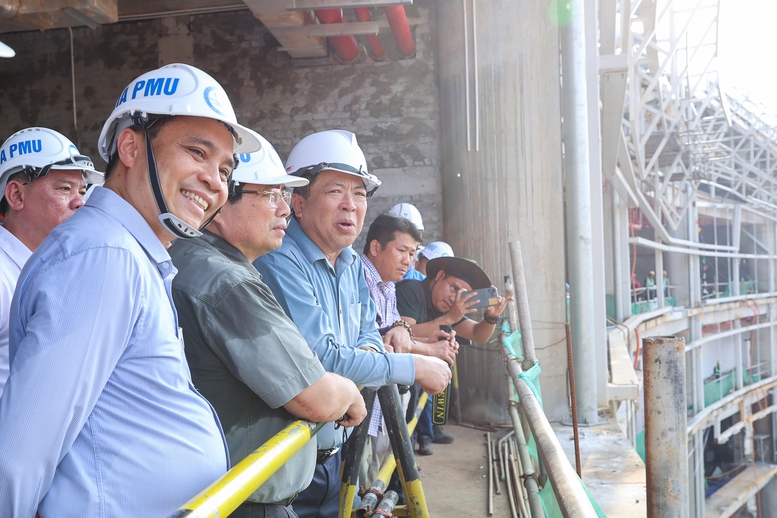 Thủ tướng nghe báo cáo kết quả thi công cũng như tiến độ thực hiện - Ảnh: VGP/Nhật Bắc
