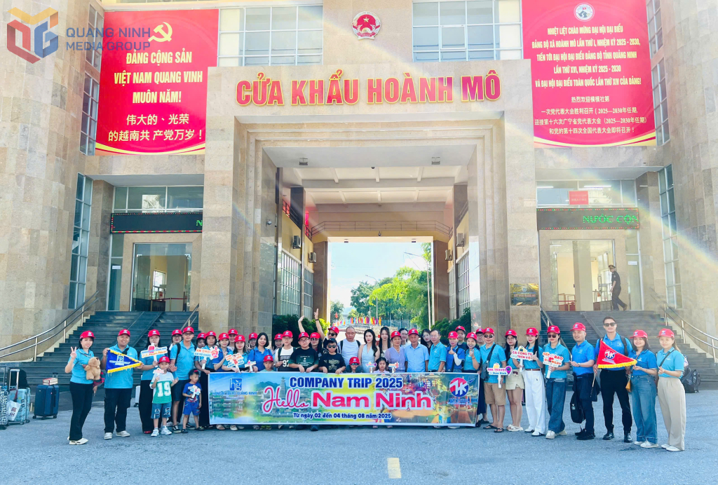 Đoàn khách đầu tiên du lịch qua cặp cửa khẩu Hoành Mô-Động Trung