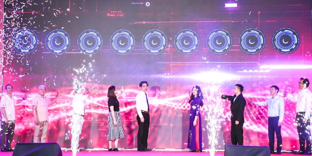 Các đại biểu thực hiện nghi thức khai mạc Tuần lễ.