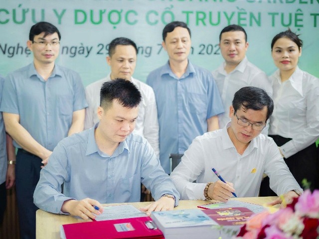Đại diện Viện nghiên cứu Y Dược Tuệ Tĩnh - PGS.TS Vũ Đức Lợi - Viện phó phụ trách Viện và ông Nguyễn Quang Cương - Tổng giám đốc Công ty TNHH SMC ORGANIC GARDEN