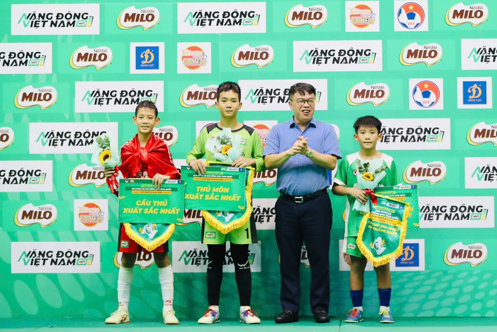 Cầu thủ Nguyễn Văn Linh, đội Bắc Ninh (ngoài cùng bên phải) đạt danh hiệu Vua phá lưới với 7 bàn thắng.