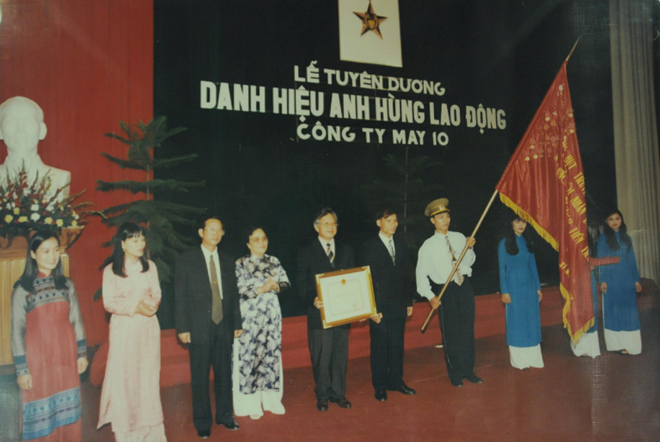 May 10 đón nhận danh hiệu Anh hùng Lao động thời kỳ đổi mới năm 1998