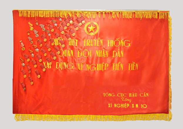 Lá cờ truyền thống của May 10 với nhiều Huân, Huy chương các loại