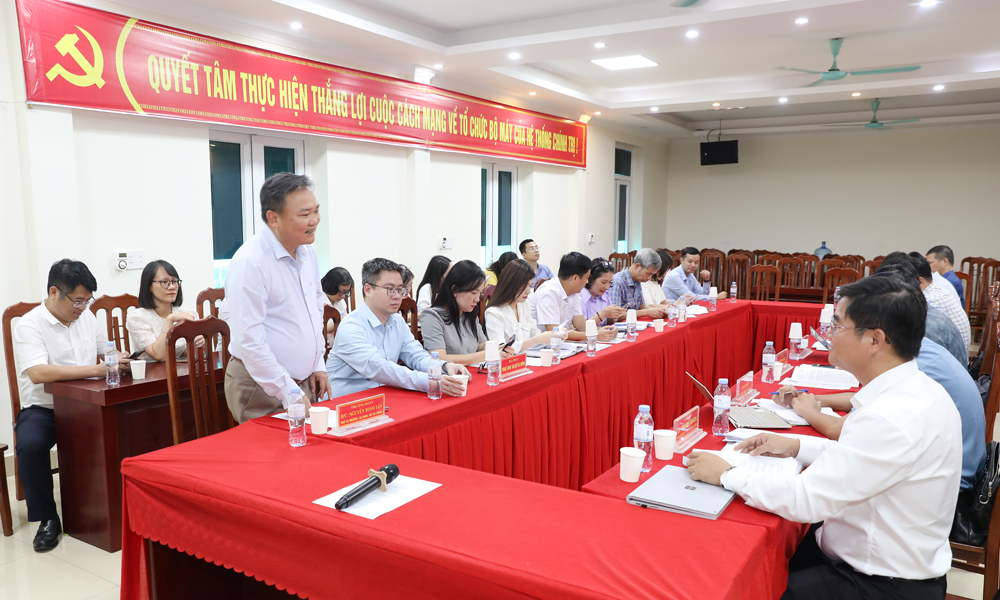 Đoàn công tác của Bộ Tài chính kiểm tra thực tế và làm việc tại phường Nếnh.