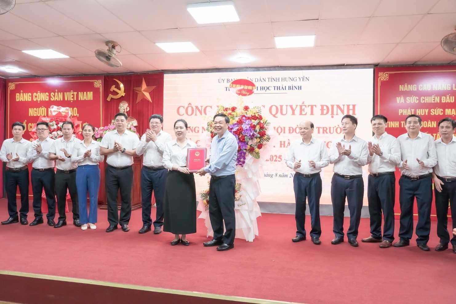 Đồng chí Nguyễn Quang Hưng, Phó Chủ tịch Thường trực UBND tỉnh trao Quyết định Công nhận Chủ tịch Hội đồng Trường Đại học Thái Bình nhiệm kỳ 2025-2027.