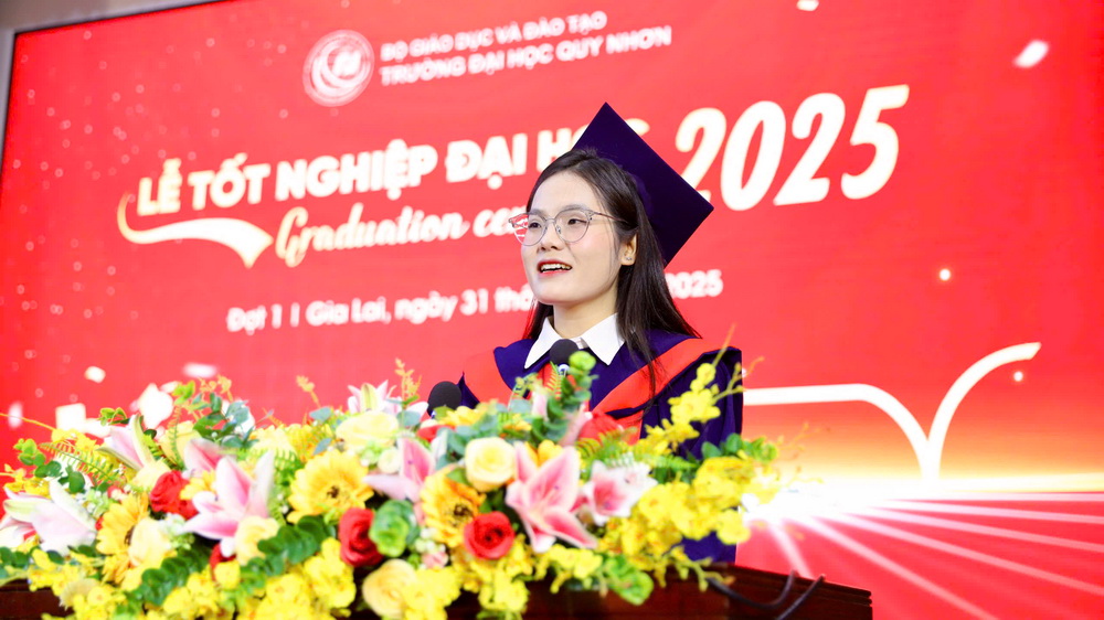 Tân cử nhân Triệu thị Ngọc Châu - Đại diện sinh viên phát biểu tại buổi Lễ