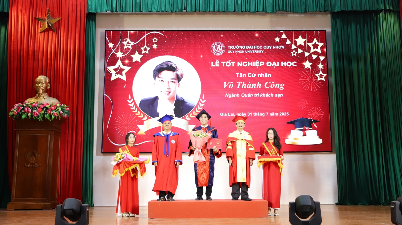 TS. Hà Thanh Hải - Phó Hiệu trưởng Nhà trường (bên phải) và TS. Nguyễn Chí Tranh - Phó Trưởng khoa Khoa Tài chính Ngân hàng và Quản trị kinh doanh trao bằng, tặng hoa cho tân cử nhân