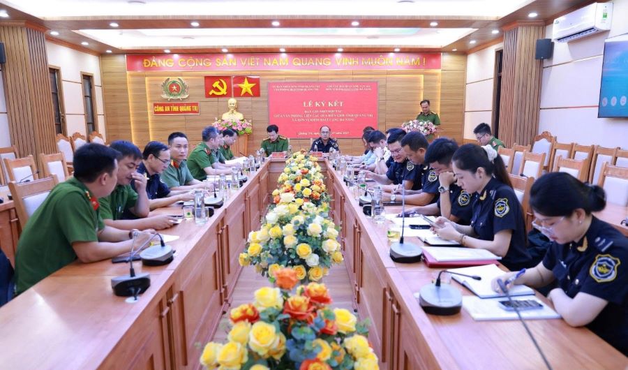 Lễ ký kết giữa Công an tỉnh Quảng Trị và Chi cục Hải quan khu vực XII.