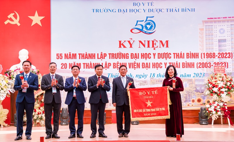 Trường Đại học Y Dược Thái Bình nhận Cờ thi đua của Bộ Y tế trao tặng nhân dịp kỷ niệm 55 năm thành lập trường