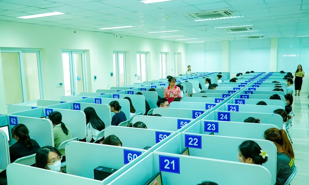 Sinh viên Trường Đại học Y Dược Thái Bình thi trắc nghiệm khách quan trên máy