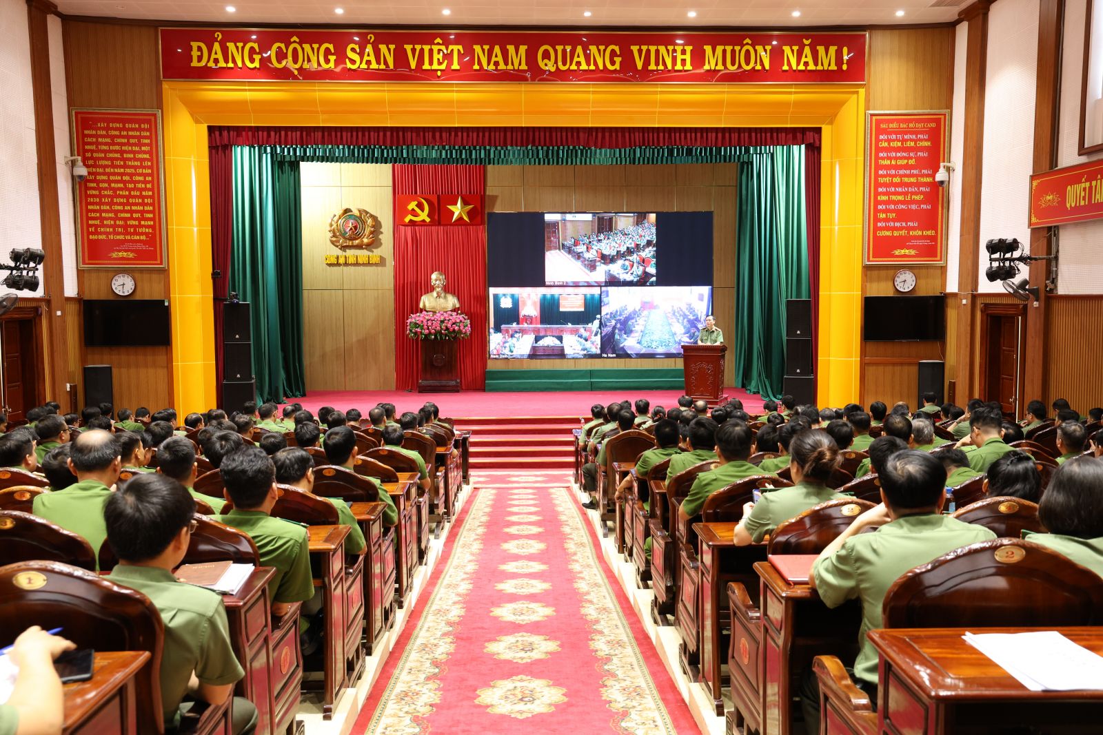 Quang cảnh hội nghị
