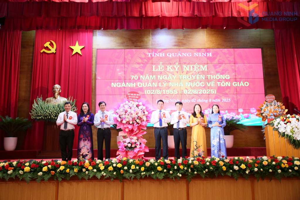 Lãnh đạo tỉnh tặng hoa chúc mừng Sở Dân tộc và Tôn giáo tỉnh nhân dịp kỷ niệm 70 năm Ngày truyền thống ngành Quản lý nhà nước về tôn giáo 2/8 (1955- 2025). Lãnh đạo tỉnh tặng hoa chúc mừng Sở Dân tộc và Tôn giáo tỉnh nhân dịp kỷ niệm 70 năm Ngày truyền thống ngành Quản lý nhà nước về tôn giáo 2/8 (1955- 2025).