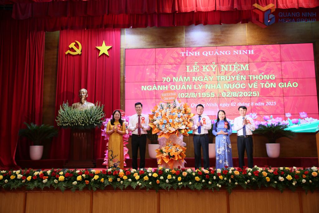 Lãnh đạo Ban Tôn giáo Chính phủ tặng hoa chúc mừng Sở Dân tộc và Tôn giáo tỉnh Quảng Ninh. Lãnh đạo Ban Tôn giáo Chính phủ tặng hoa chúc mừng Sở Dân tộc và Tôn giáo tỉnh Quảng Ninh.