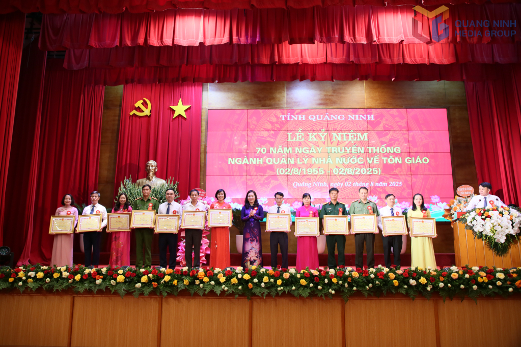 Các tập thể có thành tích tiêu biểu xuất sắc trong xây dựng ngành Quản lý nhà nước về tôn giáo được tặng Bằng khen của UBND tỉnh nhân dịp kỷ niệm 70 năm Ngày truyền thống ngành Quản lý nhà nước về tôn giáo. Các tập thể có thành tích tiêu biểu xuất sắc trong xây dựng ngành Quản lý nhà nước về tôn giáo được tặng Bằng khen của UBND tỉnh nhân dịp kỷ niệm 70 năm Ngày truyền thống ngành Quản lý nhà nước về tôn giáo.