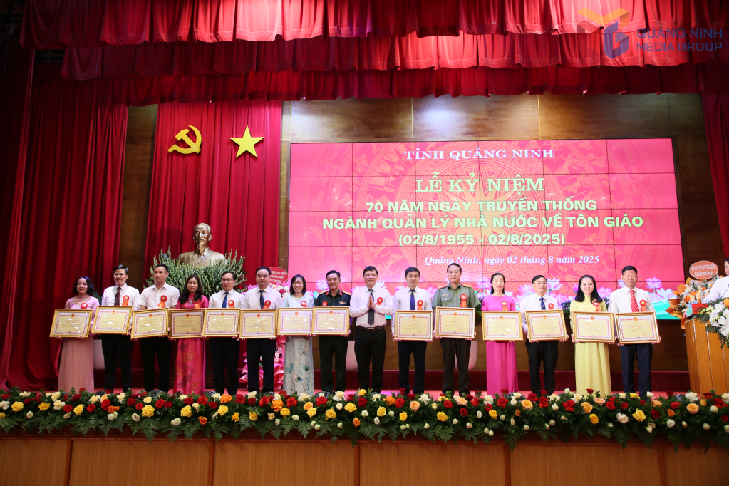 Các cá nhân có thành tích tiêu biểu xuất sắc trong xây dựng ngành Quản lý nhà nước về tôn giáo được tuyên dương, khen thưởng. Các cá nhân có thành tích tiêu biểu xuất sắc trong xây dựng ngành Quản lý nhà nước về tôn giáo được tuyên dương, khen thưởng.