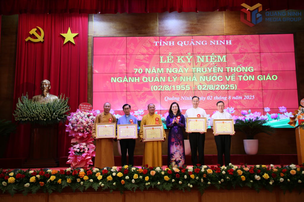 UBND tỉnh tặng Bằng khen cho các tập thể, cá nhân có thành tích nổi bật trong hoạt động tôn giáo trên địa bàn tỉnh giai đoạn 2015-2025. UBND tỉnh tặng Bằng khen cho các tập thể, cá nhân có thành tích nổi bật trong hoạt động tôn giáo trên địa bàn tỉnh giai đoạn 2015-2025.