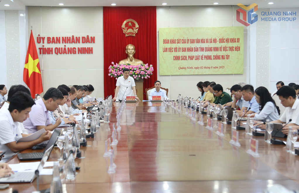 Ông Nguyễn Đắc Vinh, Ủy viên Ban Chấp hành Trung ương Đảng, Chủ nhiệm Ủy ban Văn hoá và Xã hội phát biểu tại buổi làm việc. Ông Nguyễn Đắc Vinh, Ủy viên Ban Chấp hành Trung ương Đảng, Chủ nhiệm Ủy ban Văn hoá và Xã hội phát biểu tại buổi làm việc.