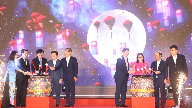 Các đại biểu đánh trống khai mạc lễ hội.