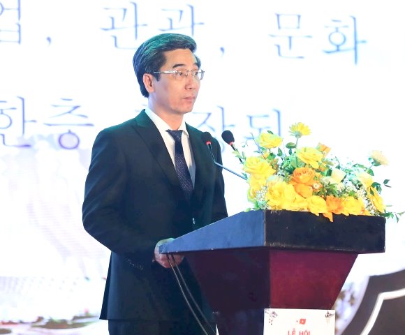 Phó Chủ tịch UBND thành phố Trần Chí Cường phát biểu khai mạc lễ hội.