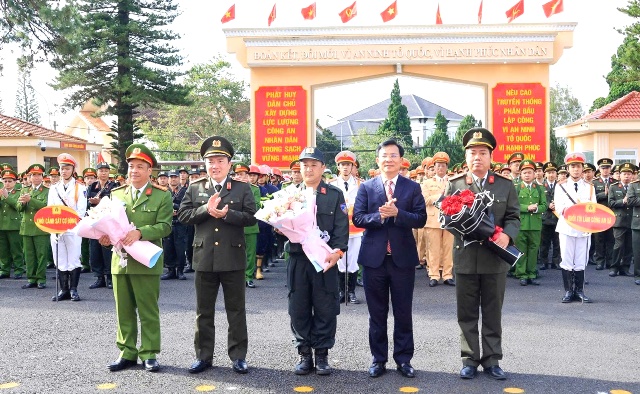 Lãnh đạo tỉnh Lâm Đồng tặng hoa các đơn vị tại Lễ ra quan