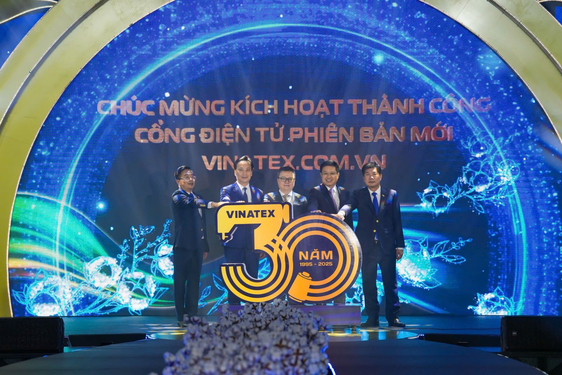 Các đại biểu thực hiện nghi thức kích hoạt cổng thông tin điện tử phiên bản mới của Tập đoàn Các đại biểu thực hiện nghi thức kích hoạt cổng thông tin điện tử phiên bản mới của Tập đoàn