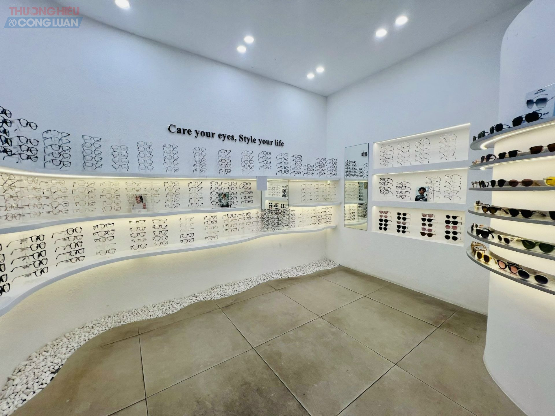 Một góc tại cửa hàng mắt kính HMK (Hà Nội) Một góc tại cửa hàng mắt kính HMK (Hà Nội)