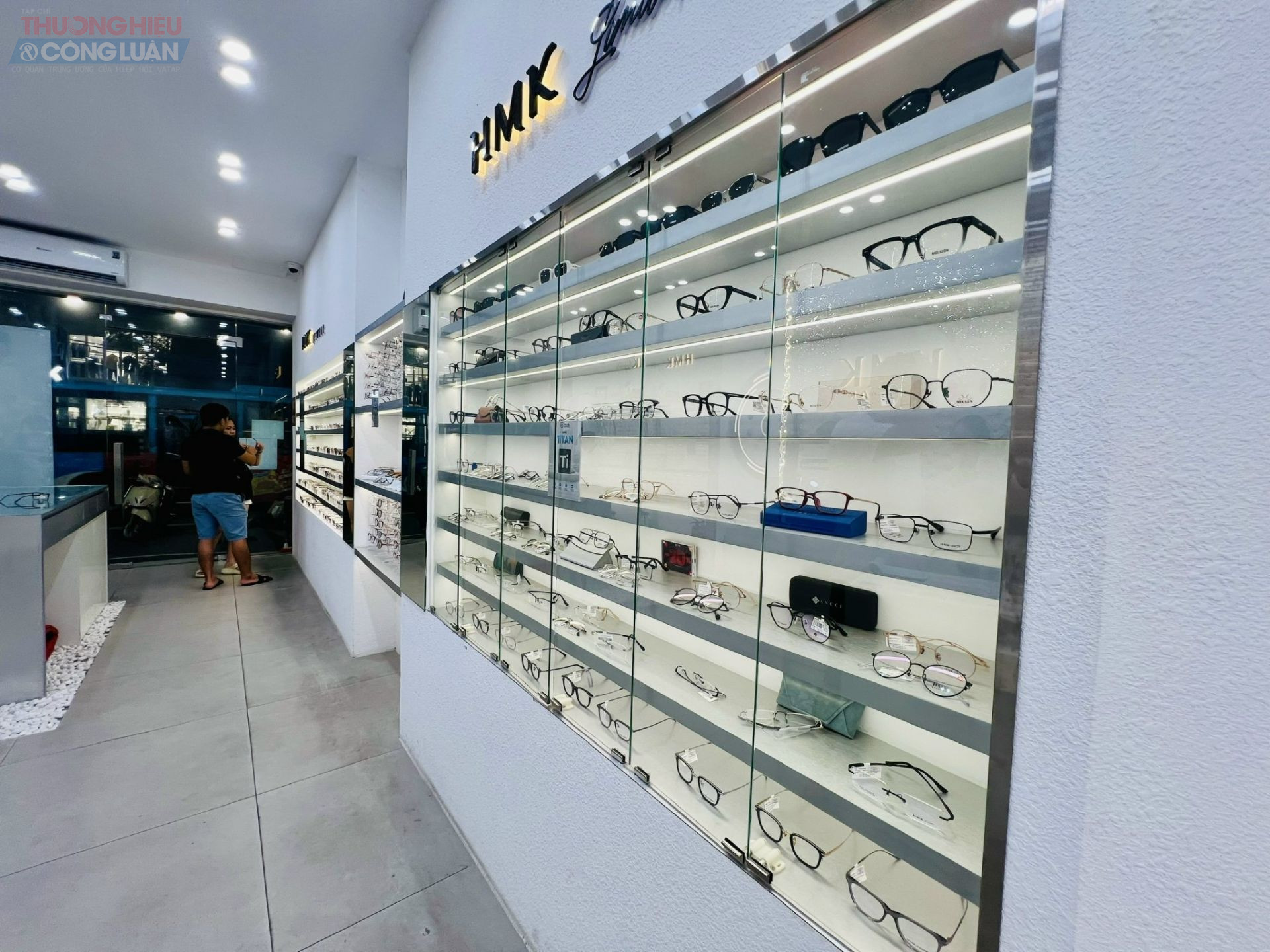 Một khu vực trung bày kính mắt tại HMK (Hà Nội) Một khu vực trung bày kính mắt tại HMK (Hà Nội)