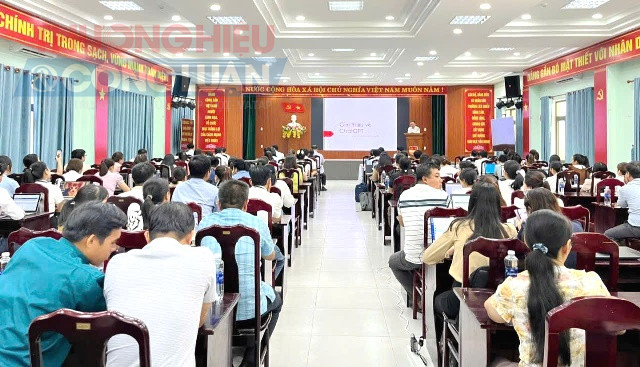 Lớp tập huấn bồi dưỡng kiến thức về chuyển đổi số, kỹ năng số, công nghệ số (AI) cho lãnh đạo, cán bộ, công chức, viên chức của phường Liên Chiểu. Lớp tập huấn bồi dưỡng kiến thức về chuyển đổi số, kỹ năng số, công nghệ số (AI) cho lãnh đạo, cán bộ, công chức, viên chức của phường Liên Chiểu.