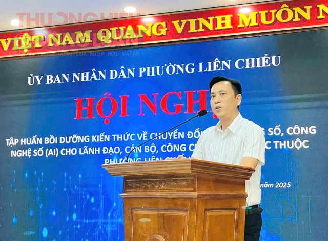 Ông Nguyễn Thanh Lịch - Phó Chủ tịch UBND phường Liên Chiểu phát biểu tại lớp tập huấn về chuyển đổi số, kỹ năng số, công nghệ số... Ông Nguyễn Thanh Lịch - Phó Chủ tịch UBND phường Liên Chiểu phát biểu tại lớp tập huấn về chuyển đổi số, kỹ năng số, công nghệ số...