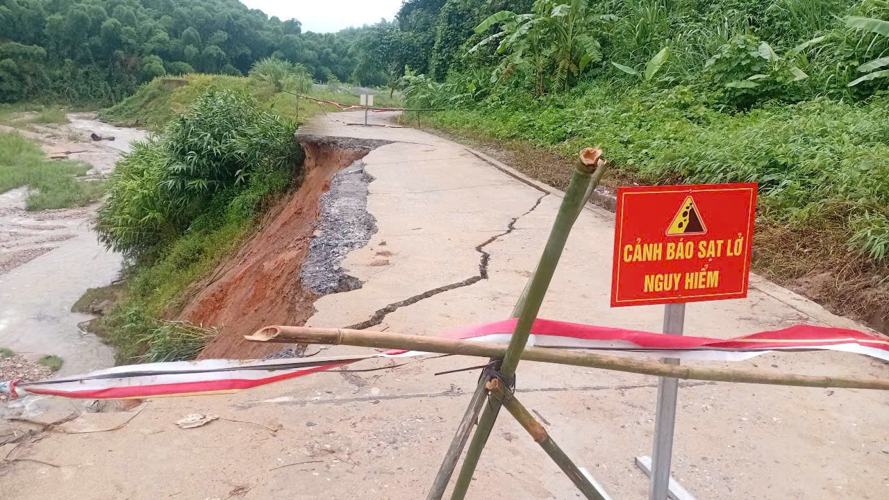 Tuyến đường vào một số bản của xã Na Mèo, tỉnh Thanh Hóa bị sạt lở nghiêm trọng vào ngày 26/7/2025.