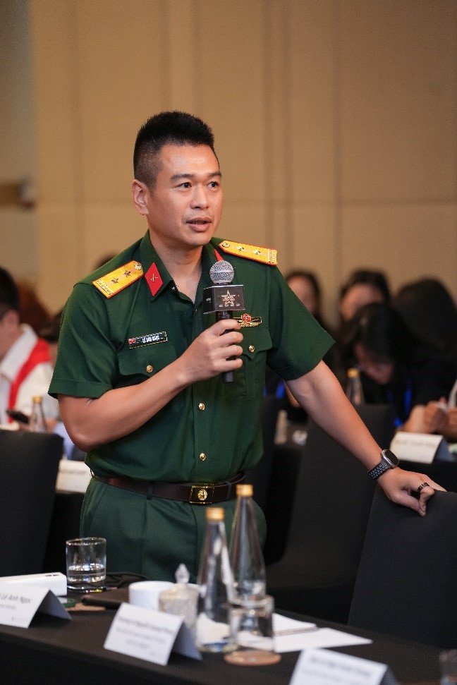 Trung tá Lê Anh Ngọc, Phó giám đốc Viettel Media, trả lời báo chí