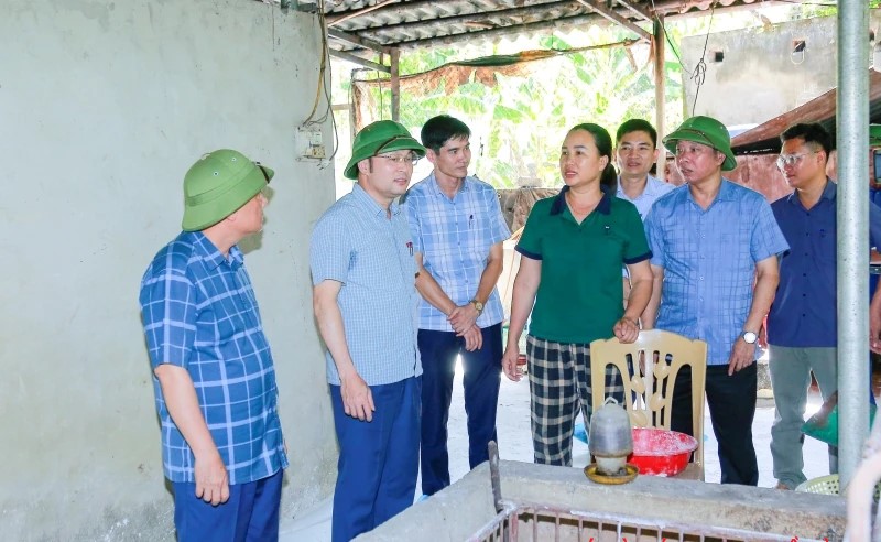 Giám đốc Sở Nông nghiệp và Môi trường Cao Văn Cường trao đổi với người dân xã Yên Thọ về các biện pháp phòng, chống bệnh DTLCP.