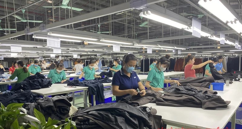 Công nhân trong ca làm việc tại Công ty TNHH may xuất khẩu Vạn Lợi, xã Thăng Bình. Công nhân trong ca làm việc tại Công ty TNHH may xuất khẩu Vạn Lợi, xã Thăng Bình.