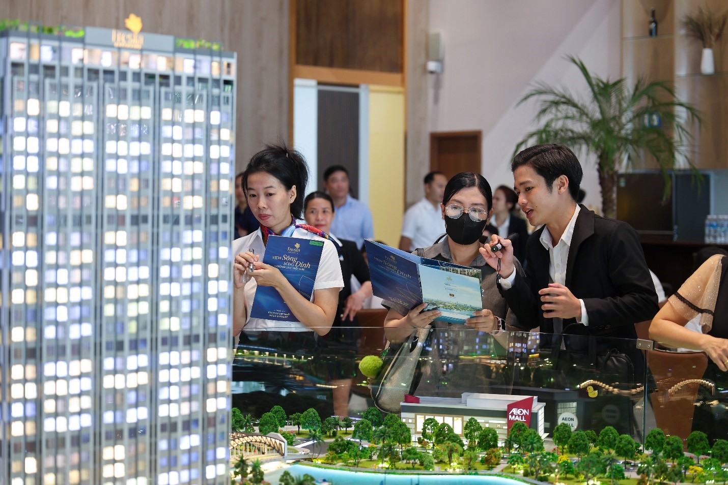 Khách mời tham quan sa bàn dự án Fresia Riverside – Tòa tháp River 3 nổi bật với tầm nhìn hướng sông và hệ tiện ích đẳng cấp