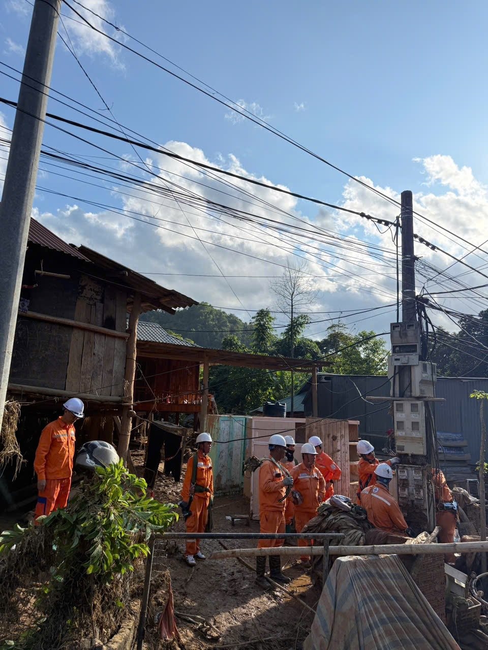 Từng tổ công tác được phân theo địa bàn, địa hình cụ thể để đảm bảo an toàn trong thi công khắc phục Từng tổ công tác được phân theo địa bàn, địa hình cụ thể để đảm bảo an toàn trong thi công khắc phục