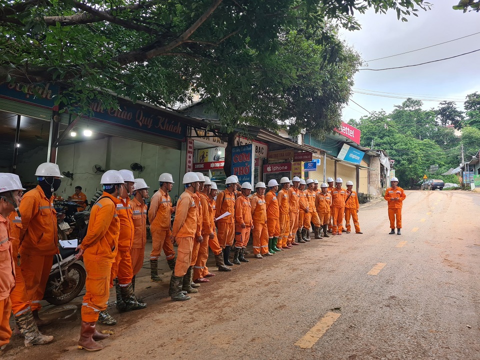 Tập trung quân số, quán triệt an toàn và kiểm tra giao lưới kỹ lưỡng trước khi tiếp cận vùng sạt lở Tập trung quân số, quán triệt an toàn và kiểm tra giao lưới kỹ lưỡng trước khi tiếp cận vùng sạt lở