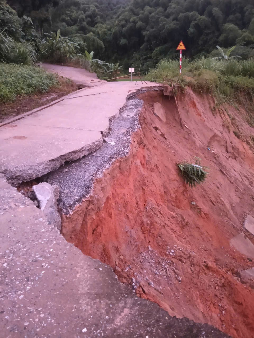 Tuyến đường vào một số bản của xã Na Mèo, tỉnh Thanh Hóa bị sạt lở nghiêm trọng vào ngày 26/7/2025.