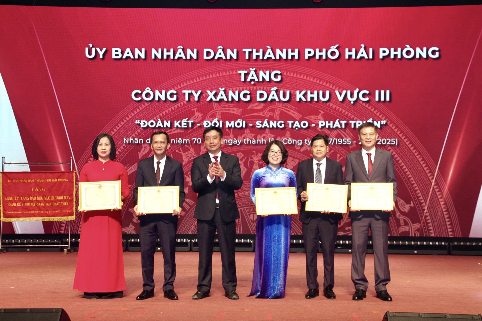 Các tập thể, cá nhân nhận Bằng khen của Chủ tịch UBND thành phố. Các tập thể, cá nhân nhận Bằng khen của Chủ tịch UBND thành phố.