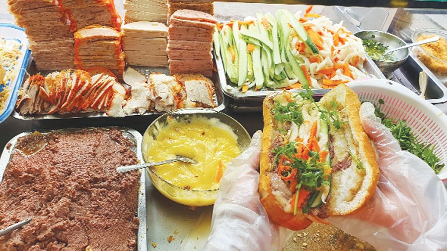 Bánh mì Sài Gòn: Tinh hoa ẩm thực đường phố gói trọn trong ổ bánh giòn rụm