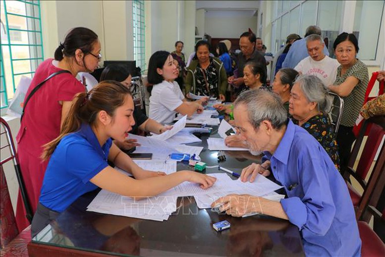 Đoàn viên thanh niên hướng dẫn người dân làm thủ tục tại Trung tâm phục vụ hành chính công tỉnh Ninh Bình. Ảnh: TTXVN