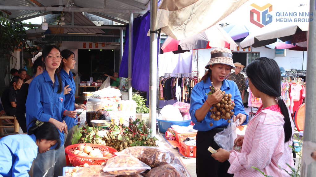 Các hoạt động mua sắm tại Chợ phiên Ba Nhất. Các hoạt động mua sắm tại Chợ phiên Ba Nhất.