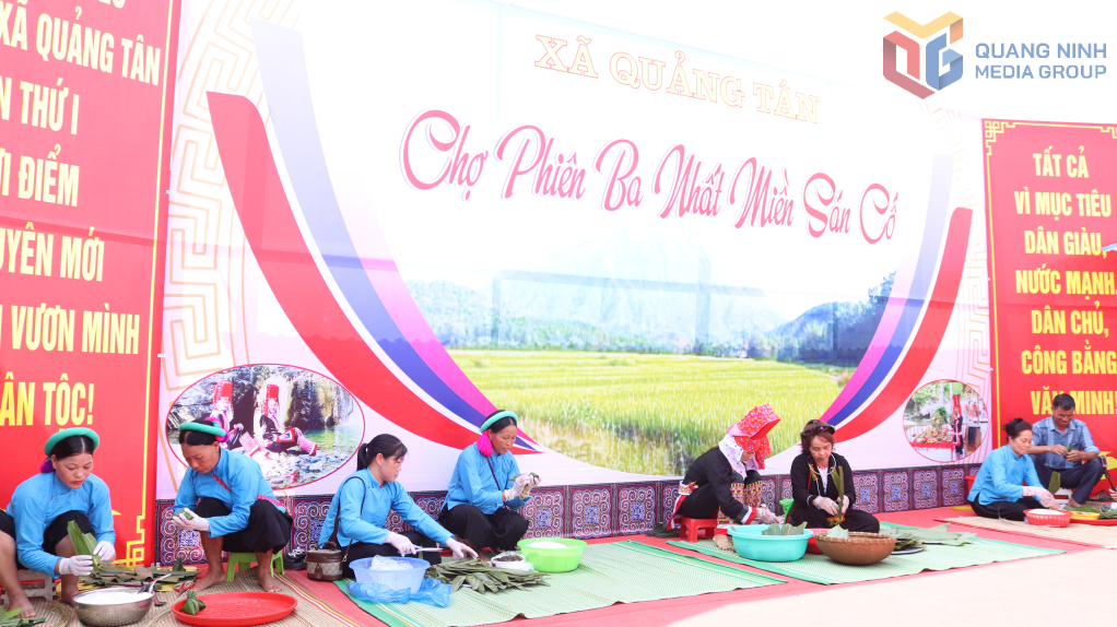 Phần thi gói bánh coóc mò. Phần thi gói bánh coóc mò.