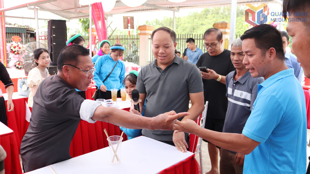 Trò chơi sái mả thu hút đông đảo nhân dân và du khách tham gia. Trò chơi sái mả thu hút đông đảo nhân dân và du khách tham gia.